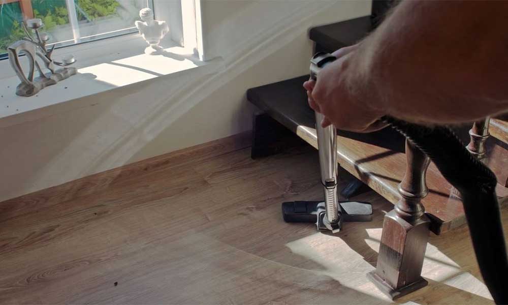 stairs-vacuum-cleaning